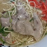 博多ラーメン 膳 - チャーシューは肩ロースだと、薄いけど大きいのが3枚充分です