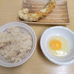 Teuchi Udon Kogera - こげらセットのだし炊きご飯、卵、ゲソ天