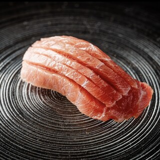 3種類の赤酢をブレンドした大将こだわりの酢飯