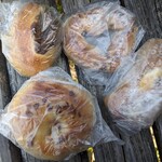 フリップアップ - 右上から時計回りにチェリーホワイトチョコッティーナ、クリチーB.P、アーモンドキャラメルベーグル、カレーパン