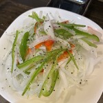 海鮮バル　けい - 玉ねぎピーマンサラダ　　　ピーマンが美味しい。