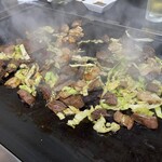 ホルモン たくちゃん - 鉄板で炒めて完成