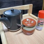 ホルモン たくちゃん - 調味料（味噌ダレ、にんにく、一味）