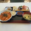 Maruyoshi Shokudou - カマ漬け丼¥1400と刺し身盛合せ¥1100
                カマ漬け丼には　わかめと豆腐の味噌汁、自家製三浦大根の沢庵、同じく大根の煮物付き