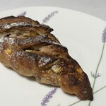Boulangerie Doumae - 天然酵母 イチジクとくるみ。しっかりしたハードパン。