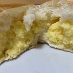 ケーワン - クリームパンを割ったところ