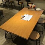 IRON DINER - 6名様まで掛けられるテーブル席。混雑時はセパレートして2名様用のテーブル席に早変わり。