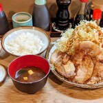 Tonkatsu Sansetsu - 鬼おろしとお新香と赤だしとご飯がセット。赤だしとご飯のおかわりは150円