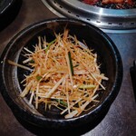 牛愛 - ネギ和え。お肉と一緒に食べると抜群に美味しい！オススメ！