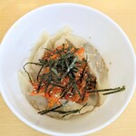 Yokobori Gyouza - ゆで餃子の食感とキムチ、ごまだれのハーモニーが良い「まかない餃子」です