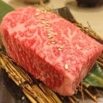 食彩和牛 しげ吉 - 限定入荷のとちぎ和牛「匠」のリブ芯。これだけ厚くても前歯でスッと噛み切れる柔らかさで、旨味が非常に濃厚！