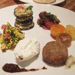 スパイスカフェ - 2013年クリスマスディナー(5800円)の前菜盛合せ。山羊パニール、和牛カルパッチョ、カラスミ大根キヌアのサラダ、ゴアラムコロッケ、茄子とズワイガニのミルフィーユ、チェリートマトのマリネ