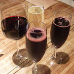 スパイスカフェ - かんぱい。私はワイン3種セット(1600円)で赤のスパークリング。