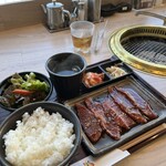 Yakiniku Yansando - カウンター席で一人焼肉