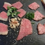 ノワ・ド・ココ - 「ローストビーフ食べ比べ」。 3種類のローストビーフは、前バラ肉、内モモ肉、サーロイン。