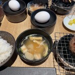 飯場 酒場 ニクノカタマリ - 定食セット。ご飯、味噌汁、生卵。ご飯は千葉県産の「虹のきらめき」。甘味があって、優しい。