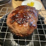 飯場 酒場 ニクノカタマリ - 1個目のハンバーグ。そのままが肉肉しくて一番美味い気がする。