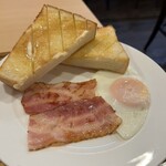 Kicchin Kafe Sakan - トースト、ベーコン、目玉焼き❗️