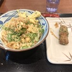 丸亀製麺 - ぶっかけ温【並】薬味のせ、ちくわ磯辺天ハーフ。