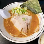 ハルピンラーメン - ハルピンラーメンはスープが本格的な辛さで、ニンニクが効います。単独でも美味しいですし、ライスとの相性も抜群です。