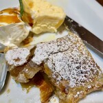 Tom's Cafe - シナモンの風味が効いているアップルがゴロゴロ