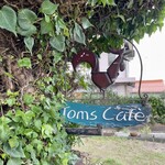 Tom's Cafe - 外にある風見鶏の看板