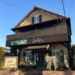 お菓子の家 スワン - 建物の全景　狭い道路を挟んで反対に駐車場