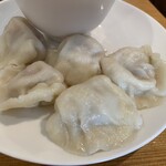 Yanshan Ajibou - 羊香水餃（ラム肉とパクチーの水餃子）5個のアップ