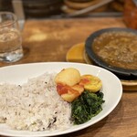 ホットスプーン - 8時間煮込んだ牛すじ煮込みカレー(税込935円)が
            やってまいりました！