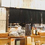 らーめん たけ虎 - 厨房前のカウンター奥には立派な"出汁"の元が。