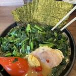 横浜ラーメン 弐七家 - 生姜と豆板醤の彩りを添えて完成