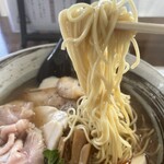 西山屋 - 麺はストレート細麺