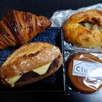 233564469 - 左上：クロワッサン、左下：あんバターサンド、右上：ゴルゴンゾーラチーズとメープルナッツ、右下：フィナンシェ