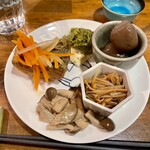 Okan To Bam Meshi Kuize - 前菜盛合せ
                      なばなのブルスケッタ風、玉こんにゃく煮、なめたけ、きのこのマリネ、南蛮漬け