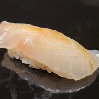 さかもと屋市兵衛 - ⑨真鯛(広島県尾道産)【米酢シャリ】
                    産卵は春～初夏、旬は秋～冬
                    産卵前の晩冬は栄養が卵や白子にシフトするのでやや旨みが落ち始めますが、寝かせにより穏やかな旨みを湛えています