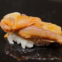 さかもと屋市兵衛 - ⑥赤貝紐(山口県徳山産)【米酢シャリ】
                    閖上産とは異なり、瀬戸内海産らしく独特の香りは薄いながらも旨みがあります
                    鮮度が良くてプリッとした弾力も楽しめました