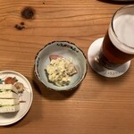 Shubou Bankara - （左から）土佐酢漬けきゅうりサンドイッチ、新じゃがとふきのとうのポテサラ、ホッピー黒