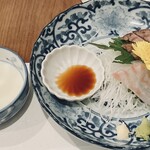 食の會 日本橋 - 鯛と鰹のお刺身。左の煎り酒につけて食べるのが粋
