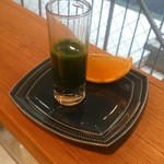 スカイハイ 青山店 - ウィートグラスのショット。