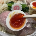 キング製麺 - 【味玉】味4.2
      黄身のこのゼリー感‼️どの系列店も濃い真紅の黄身なんですよね。
      でも、味は少し違うようです。今回食べた最初に感じた感覚は「茶碗蒸しのように」感じる味わいでした。
      和の出汁のような、、。