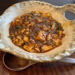 Kumaneko Hanten - 陳麻婆豆腐(小辛)
      小辛でも重慶飯店のレトルト並みの刺激的な辛さでした
      とても美味しい麻婆豆腐でご飯がススム♪