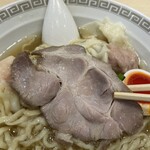 キング製麺 - スープの奥で1分程度でしょうか。ピンクの部分が無くなったけど、まだチャーシューはジュシーさを保ったこの状態(● ˃̶͈̀ロ˂̶͈́)੭ꠥ⁾⁾
      やっぱり旨い‼️噛み締めて楽しむタイプのチャーシューです。脂と肉の旨味❤︎