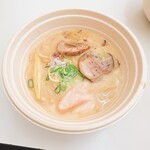 つけそば 神宮寺 - クリーミー泡二層仕立ての鶏白湯らぁ麺〜炙りペッパーロースと燻製鶏チャーシュー盛り〜