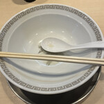 キング製麺 - ごちそうさまでした。
      もちろん、スープまで飲み干して完食です。麺を大盛りにしたのは正解だったと思います。コレだけトッピングが多いと麺の分量が負ける時があるんですよね。もちろん麺が旨いことが必要ですけど