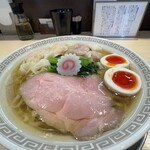キング製麺 - 出汁が薫るカエシをトーンと入れた後、白だしの熱々のスープを漉しながら張っていきます。味玉は、糸で黄身が溢れないように切断されていきます。
                                熱々のワンタンを盛り、チャーシューをサッと被せて登場です。