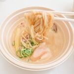 つけそば 神宮寺 - クリーミー泡二層仕立ての鶏白湯らぁ麺〜炙りペッパーロースと燻製鶏チャーシュー盛り〜(麺リフト)