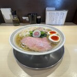 キング製麺 - まず、トッピングの確認をしましょう。
                                低音調理のチャーシュー（薄･大）×1枚・味玉半割×2・雲呑（肉×2･海老×2）・青菜・ネギ・ナルトといった感じの「てんこ盛り」です。さすが「全部入り」‼️