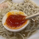 キング製麺 - 時間が経過した方が、美味しいですね。先程は黄身がほんの少し冷たかったんですよね。熱々のスープで温まったようです。味玉は後半戦の方が良いかもしれません。