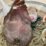 キング製麺 - 【チャーシュー】味4.0
      チャーシューは、低音調理のスライスなので、、、自分的には、サッと全体的に熱がギリギリで入った感じにするために、チャーシューを熱々のスープ奥へ。