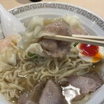 キング製麺 - 【肉雲呑×2】味3.6
      豚肉がギッシリ入っている感じの雲呑です。コチラの餡も自家製で包んでいるようです。
      確かに旨いのですが、自分的には、ネギや生姜の旨味も合わせてジュシーにしたい。